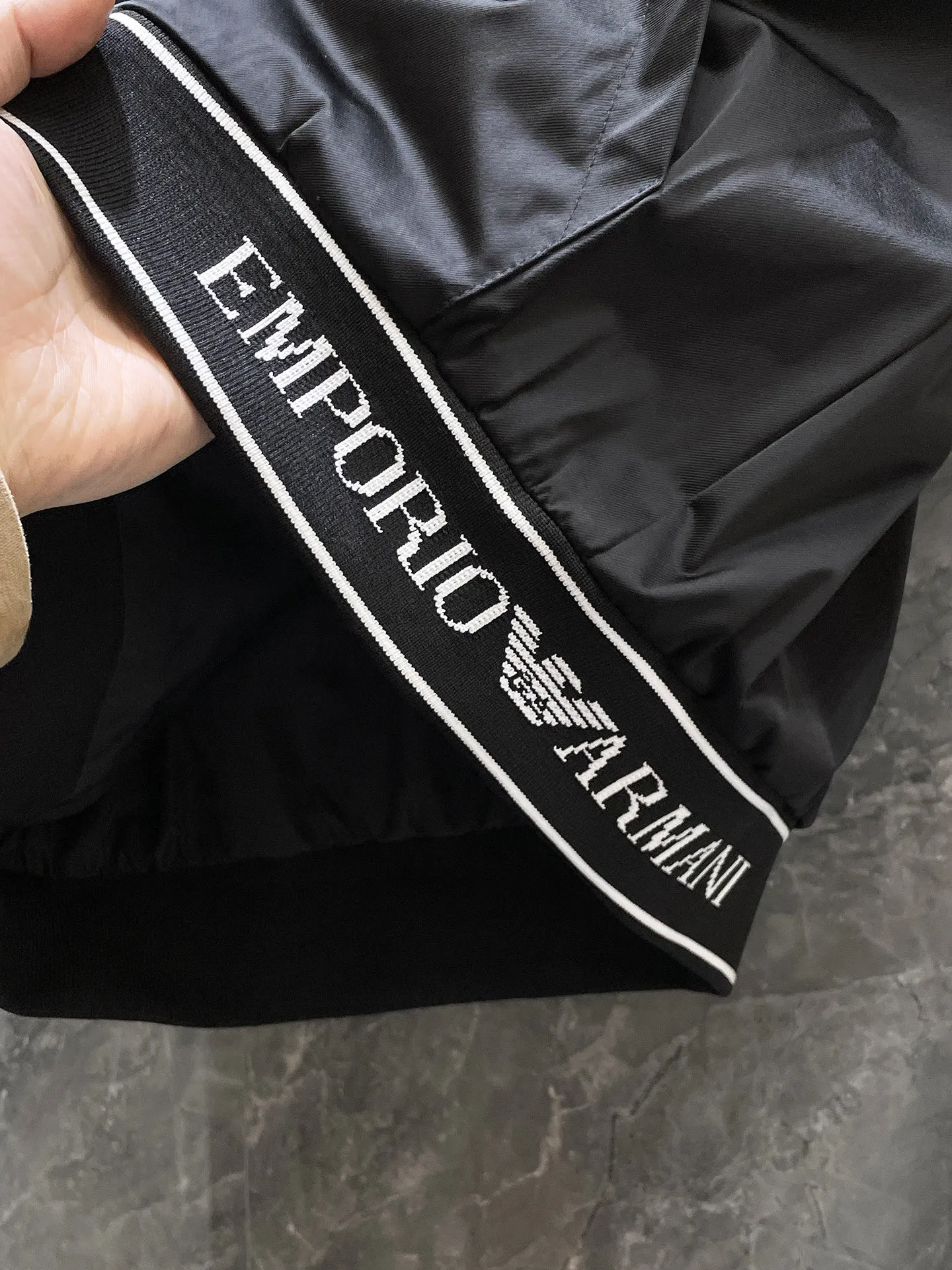 Armani official website Same Style, complete with three labels, on sale in advance. 2026 Autumn and Winter New Arrival men's jacket, Original with complete three labels, Premium version. Custom-made fabrics at the counter. Breathable, high comfort, impeccable details, brand element design concept, reflecting high quality. It feels delicate and soft, presents a casual cut, and has a great upper body shape. Sizes: M～3XL